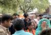 Fatehpur में साध्वी निरंजन ज्योति का ग्रामीणों ने किया विरोध...हाथों में दफ्तियां लेकर रोड नहीं तो वोट नहीं के लगाए नारे