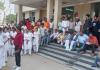 लखीमपुर-खीरी: वेतन न मिलने पर हड़ताल पर जिला अस्पताल के चतुर्थ श्रेणी कर्मचारी, अस्पताल परिसर में प्रदर्शन 