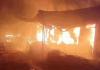 मथुरा: सब्जी मंडी में लगी भीषण आग, दर्जनों दुकानें जलकर हुईं राख 