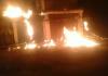 Fatehpur: विद्युत विभाग की लापरवाही...खामियाजा भुगत रही आम जनता, बिजली के जर्जर तारों से निकली चिंगारी, दुकान जलकर राख