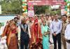 Lok Sabha Election: जालौन में नई नवेली दुल्हन को लेकर दूल्हा पहुंचा मतदान केंद्र, अधिकारियों ने किया नवदंपति का स्वागत