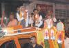 PM Modi Road Show: भगवामय हुआ गुमटी, दूधिया रोशनी के बीच मोदी मय हुआ रोड शो, गलियों तक उमड़ी भीड़