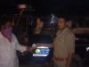 शाहजहांपुर: पुलिस ने दिखाई दरियादिली, कंडक्टर के कब्जे से रुपये लेकर मजदूरों को लौटाए