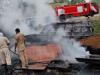 बाराबंकी: प्लाईवुड से लदे ट्रक का ब्रेक फेल, गहरे गड्ढे में गिरने से लगी आग