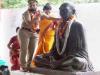 बाराबंकी: महिला थानाध्यक्ष ने जूता पहनकर किया गांधी जी की प्रतिमा पर माल्यार्पण