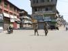 कश्मीर: लोगों के एकत्रित होने पर पाबंदी जारी, मोबाइल इंटरनेट सेवा फिर बंद