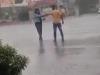 रामपुर: बारिश में बीच चौराहे पर प्रेमी युगल का आलिंगन, वीडियो वायरल