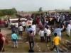 लखीमपुर हिंसा: किसानों को यूं रौंदते हुए निकल गई गाड़ी, वायरल हो रहा दर्दनाक वीडियो