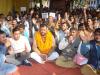 बरेली: प्रदर्शन के छठे दिन संविदा कर्मियों से वार्ता करने पहुंचे अधिकारी