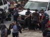 मैक्सिको के अधिकारियों ने दो वाहन में सवार 400 से अधिक प्रवासियों को पकड़ा