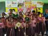 हरदोई: दीपोत्सव की तैयारियों में जुटे स्कूली बच्चे, बनाए कागज के दिये