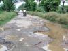 सीतापुर: सौ गांवों को जोड़ने वाला मुख्य मार्ग जर्जर, लोग परेशान