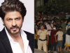 SRK Birthday: किंग खान का बर्थडे मनाने के लिए देर रात मन्नत के बाहर लगी फैंस की भीड़