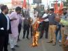 बरेली: सलमान खुर्शीद का पुतला फूंक शहीद चौक पर किया प्रदर्शन