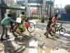 हल्द्वानी: पढ़ाई छोड़कर बच्चे पानी ढोने को मजबूर, जल संस्थान के अधिकारी मीटिंग में व्यस्त