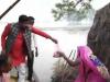 हरदोई: बाढ़ प्रभावित ग्रामीणों को सूरज सिंह सोमवंशी लगातार पहुंचा रहे राहत सामग्री