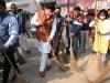 बरेली: मढ़ीनाथ मंदिर में पार्षदों के साथ मेयर ने भी लगाई झाड़ू