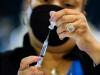 अमेरिका: टीकाकरण मुहिम के बीच एक साल में कोविड-19 से मौत का आंकड़ा 800,000 के हुआ पार