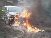 मुरादाबाद : जलते कूड़े के ढेर पर खड़ी कार में लगी भीषण आग, टला बड़ा हादसा