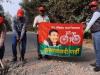 सीतापुर: सपाइयों ने सड़क को गड्ढा मुक्त करने के लिए चलाया अभियान