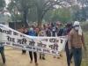 रायबरेली:  ‘रोड नहीं तो वोट नहीं’ का ग्रामीणों ने लगाया बैनर, किया मतदान बहिष्कार