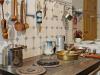 Vastu Tips: अगर घर में चाहते हैं सुख-शांति तो रसोई में कभी न रखें ये 5 चीजें