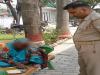 बाराबंकी: थाने के मुख्य आरक्षी ने मानवता की मिसाल की पेश, भूखी वृद्ध महिला को पहले भोजन कराया फिर किया समस्या का समाधान