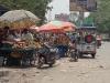 बरेली: मंडी की फुटपाथ पर ठेली दुकानदारों का कब्जा, राहगीर परेशान