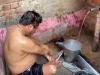 शाहजहांपुर: दलित के घर कैबिनेट मंत्री ने किया विश्राम, हैंडपंप से नहाए