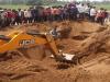 बिजनौर : कुएं की मिट्टी के नीचे दबा युवक जेसीबी लगाकर निकाला बाहर, मौत