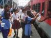 अयोध्या कैंट स्टेशन पर चला जल सेवा अभियान, बच्चों ने यात्रियों को पिलाया पानी