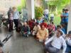 बरेली: कोहाड़ापीर पर पुुल बनने से व्यापारियों में आक्रोश, सांसद कार्यालय पर धरने पर बैठे