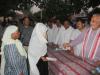 शाहजहांपुर: भंडेरी गांव में मृतक आश्रितों को सौंपे गए आर्थिक सहायता राशि के चेक