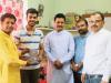 गोरखपुर: यूपीएससी में 56वीं रैंक प्राप्त करने वाले अर्पित से एबीवीपी कार्यकर्ताओं ने मिलकर दी बधाई