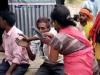 बाराबंकी: छेड़छाड़ से परेशान होकर महिला ने दो मनचलों को चप्पल से पीटा
