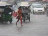दिल्ली-NCR में झमाझम बारिश, लोगों को उमस से मिली राहत, गाड़ियों की थमी रफ्तार
