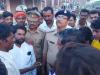 हरदोई : परिजनों ने ग्रामीणों के साथ शव रखकर सड़क पर लगाया जाम, नामजद एफआईआर की मांग
