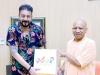 लखनऊ : सीएम योगी से मिले फिल्म अभिनेता संजय दत्त, मिला गिफ्ट