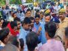 सुल्तानपुर: नाराज छात्रों ने एबीवीपी पदाधिकारियों के साथ घेरा डीएम कार्यालय