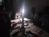 सीतापुर: जिला अस्पताल में गुल हुई बिजली तो डॉक्टरों ने टार्च जलाकर किया मरीजों का इलाज