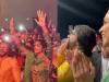 कॉन्सर्ट में दर्शकों के बीच अभिनेत्री दीपिका पादुकोण करने लगीं डांस, पति रणवीर सिंह ने यूं दिया साथ