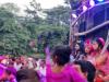 शाहजहांपुर: बुलडोजर पर खड़े होकर कांवड़ियों पर की पुष्पा वर्षा, हुआ जोरदार स्वागत, देखें Video