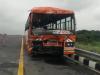 बाराबंकी: दुर्घटनाग्रस्त ट्रक से टकराई अनुबंधित बस, कई घायल, चार की हालत गंभीर