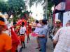 शाहजहांपुर: जेल अधीक्षक ने कांवड़ियों पर की पुष्प वर्षा, कराया फलाहार