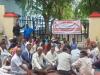 लखनऊ : जल संस्थान के कर्मचारी बैठे धरने पर,अधिकारियों पर लगाया आरोप