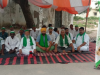 रामपुर : कलेक्ट्रेट परिसर में धरने पर बैठे किसान, कहा- केंद्रीय मंत्री अजय टेनी को किया जाए बर्खास्त