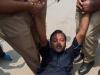 सुल्तानपुर : प्रदर्शन कर रहे कांग्रेसियों को पुलिस ने घसीटकर बस पर लादा