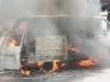 बरेली: चलती हुई मारुति वैन अचानक बनी आग का गोला, इलाके में मची अफरा-तफरी