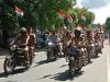 इटावा : पुलिसकर्मियों ने बाइक पर निकाली तिरंगा रैली