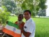 हरदोई : ग्राम प्रधान ने उल्टा कर वितरित किया राष्ट्रध्वज, सोशल मीडिया पर फोटो हुई वायरल